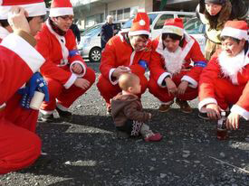 KU東北ボランティア駅伝にて、サンタさんに扮して子ども達にプレゼントを渡すボランティアをしている様子